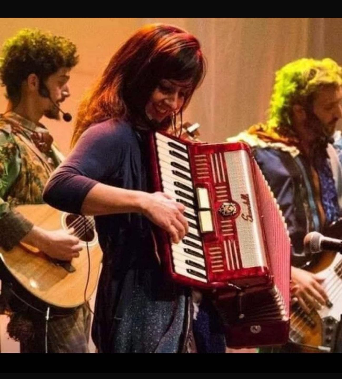 Acordeón con banda en vivo