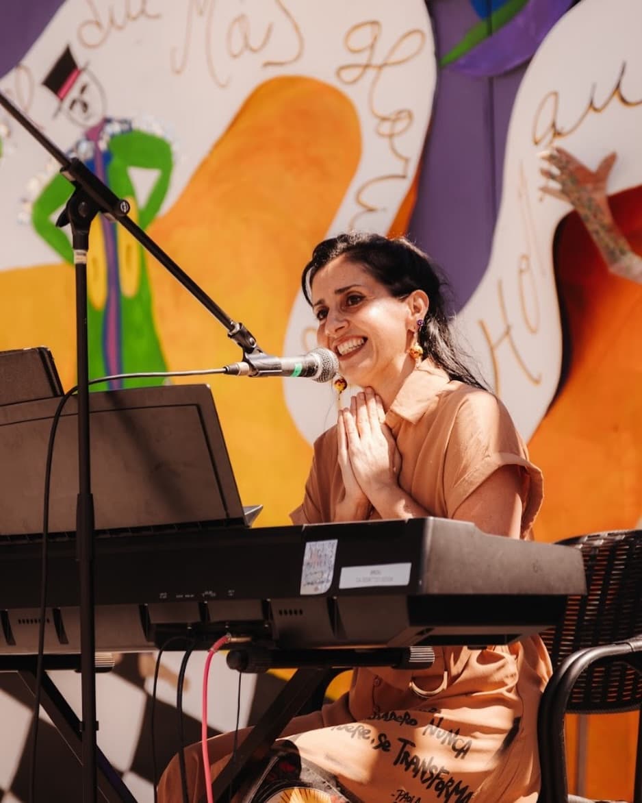 Brunella al teclado, manos en plegaria