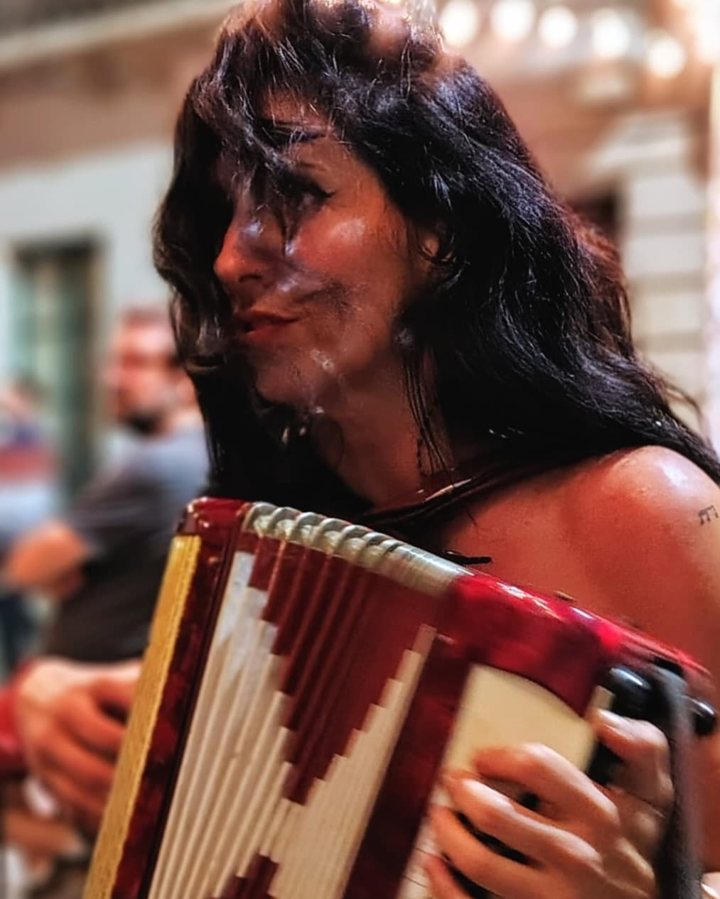 Brunella retrato con acordeón